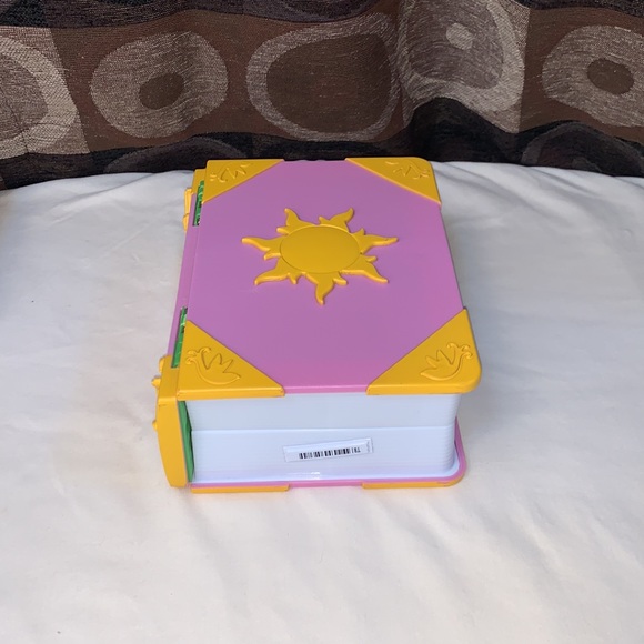 DISNEYPARKS EXCLUSIVE- RAPUNZEL STORYBOOK PLAYSET - Picture 5 of 11